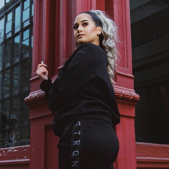 Lala Anthony Women Oversized Black Crewneck POWERFUL Rhinestone Sweatshirt S - Picture 13 of 13